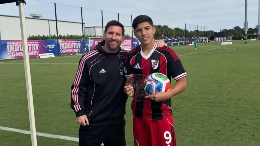 Bruno Cabral, la nueva figura del semillero de River con proyección internacional, viene de ser el goleador de la Messi Cup que ganó el equipo Millonario.