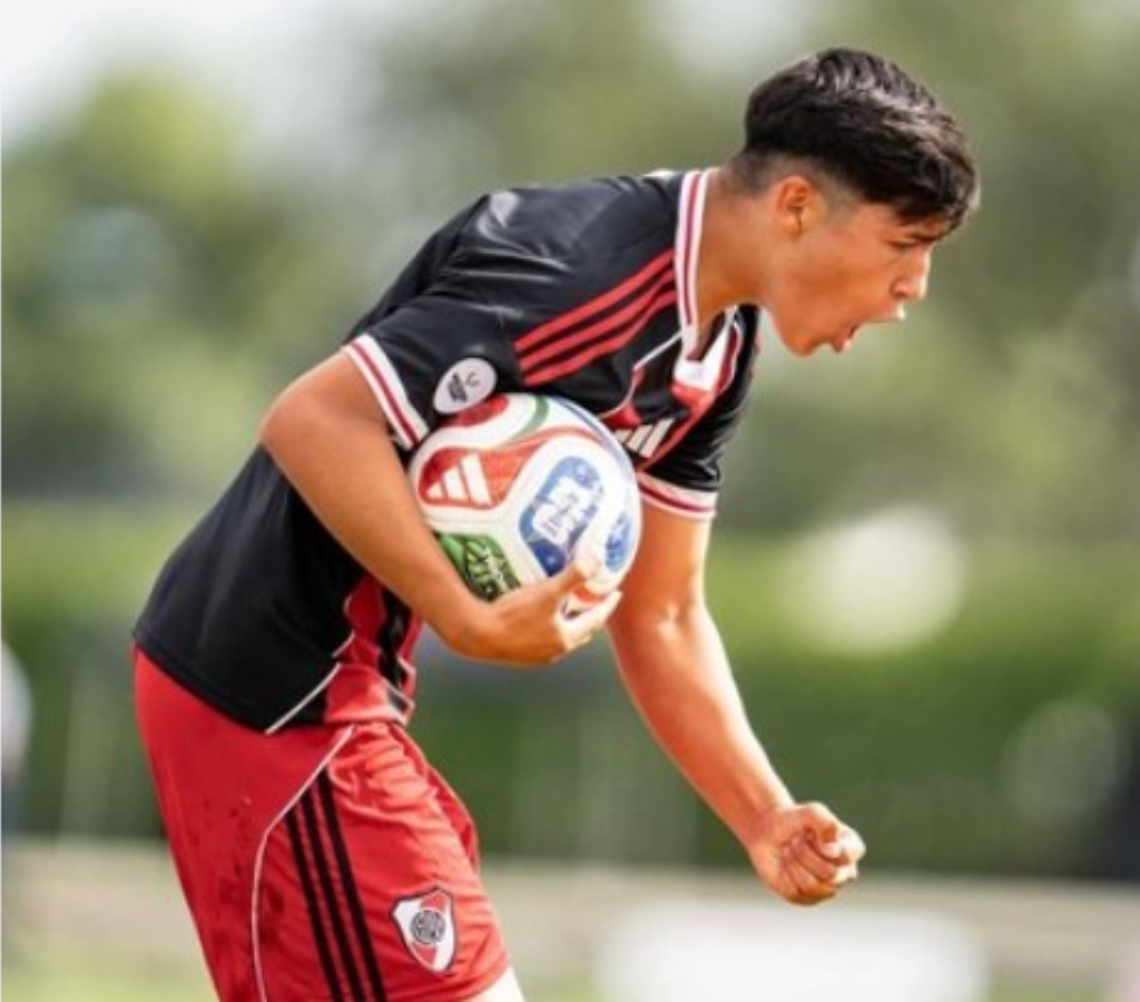Bruno Cabral, la nueva figura del semillero de River con proyección internacional, viene de ser el goleador de la Messi Cup que ganó el equipo Millonario.