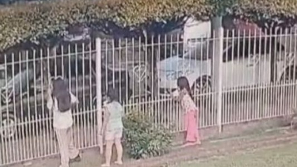 La nena atropellada por un patrullero tiene pronóstico reservado. El accidente ocurrió el domingo alrededor de las 17 en el cruce de las calles Salta y Anasagasti, en Manuel Alberti, partido de Pilar.