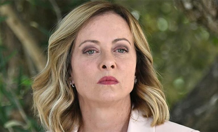 Meloni propuso subastar obsequios presidenciales extranjeros, pero la casa a cargo del remate está bajo investigación judicial