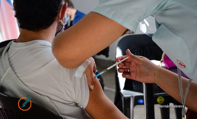 Era de fake news y desinformación: sólo un 55% de los jóvenes apoya la vacunación obligatoria, siendo los libertarios el núcleo principal