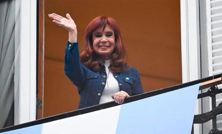Cristina Kirchner fue trasladada a una clínica porteña e intervenida quirúrgicamente por un cuadro de apendicitis