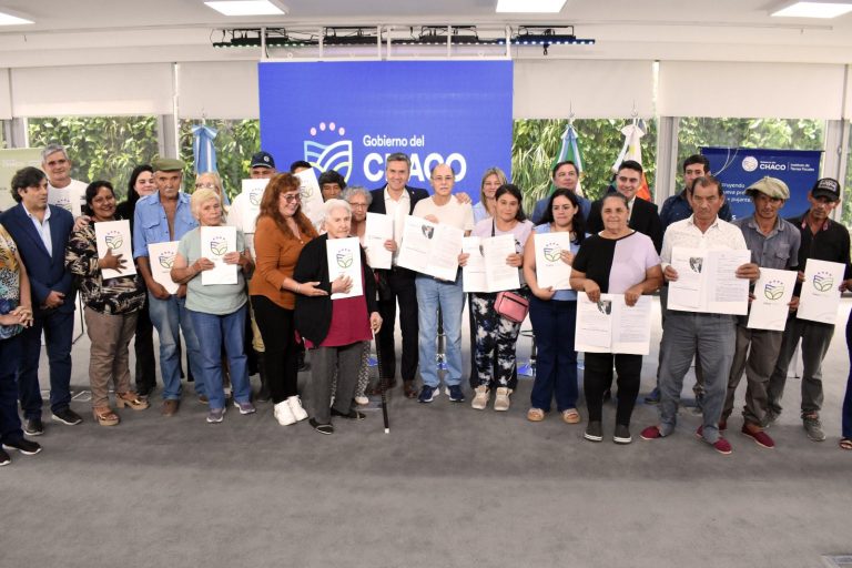 🔴 PROVINCIALES | Se entregaron títulos de propiedad: “Las tierras vuelven a manos de los que realmente trabajan” dijo el gobernador Zdero