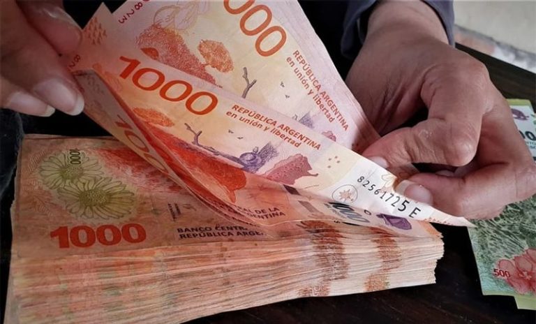 Más de la mitad de la clase media argentina tuvo que “quemar sus ahorros” o endeudarse para llegar a fin de mes