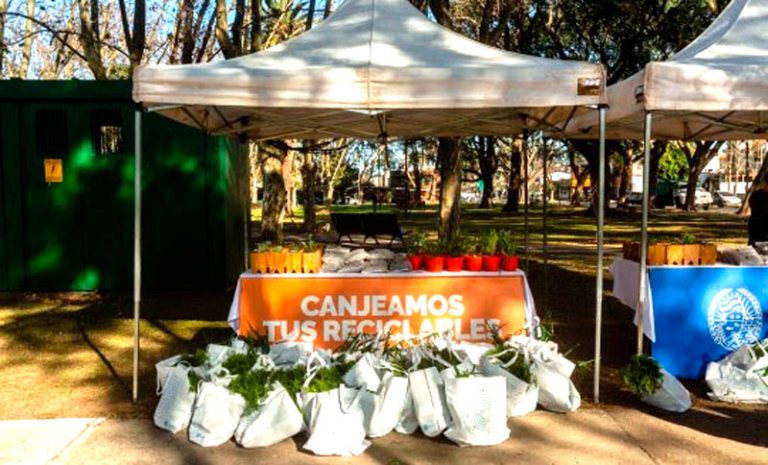 Llega el último canje de reciclables del año en la renovada plaza 25 de Mayo