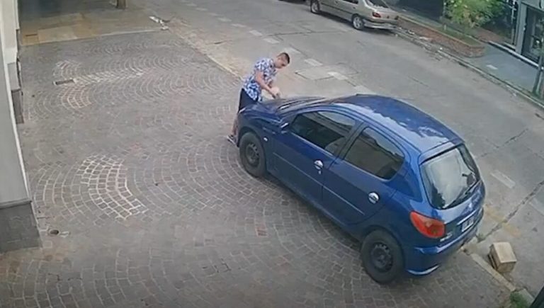 Vandalismo en Banfield: un hombre dañó al menos 12 autos sin motivo aparente y fue grabado por cámaras de seguridad