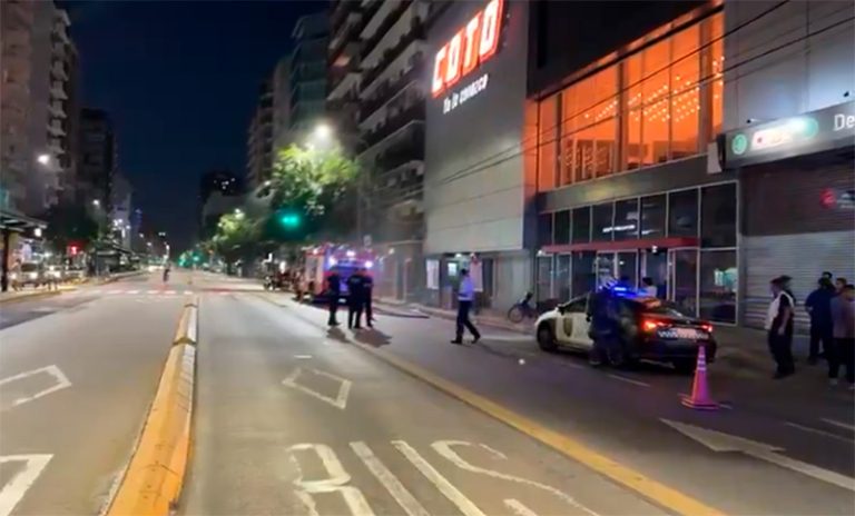 Un incendio en un supermercado Coto de Capital dejó tres personas heridas