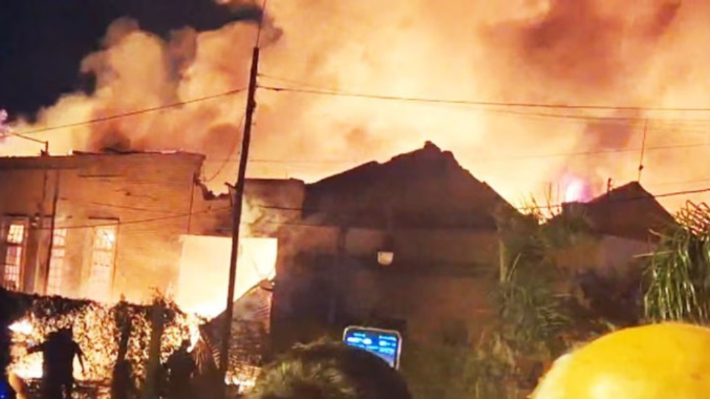 En la madrugada de este jueves, una explosión tremenda sacudió la zona de Brandsen al 800, en pleno San Fernando, provocando el incendio de la fábrica Otowil.