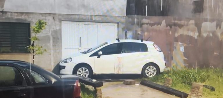 Un hombre fue apuñalado en el cuello dentro de un vehículo
