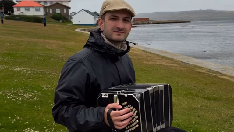 🔴 SOCIEDAD | Un músico argentino interpretó el Himno Nacional en las Islas Malvinas