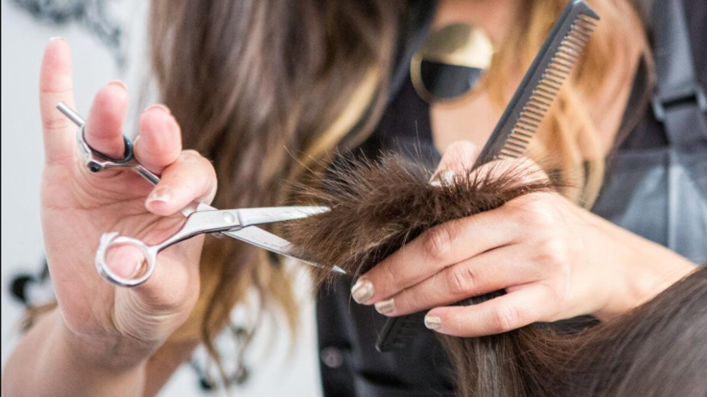 En Merlo, los cursos de peluquería son de los más solicitados en la Escuela de Artes y Oficios.