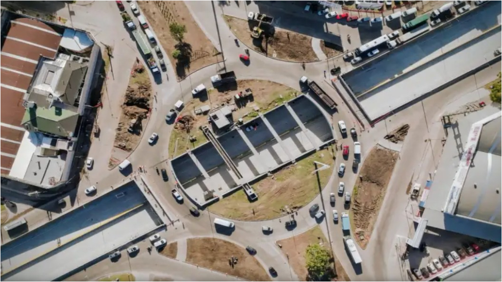 Una multitud de vecinos se reunió en la inauguración del nuevo Viaducto de la Rotonda Los Pinos y el Camino de Cintura, en Burzaco.