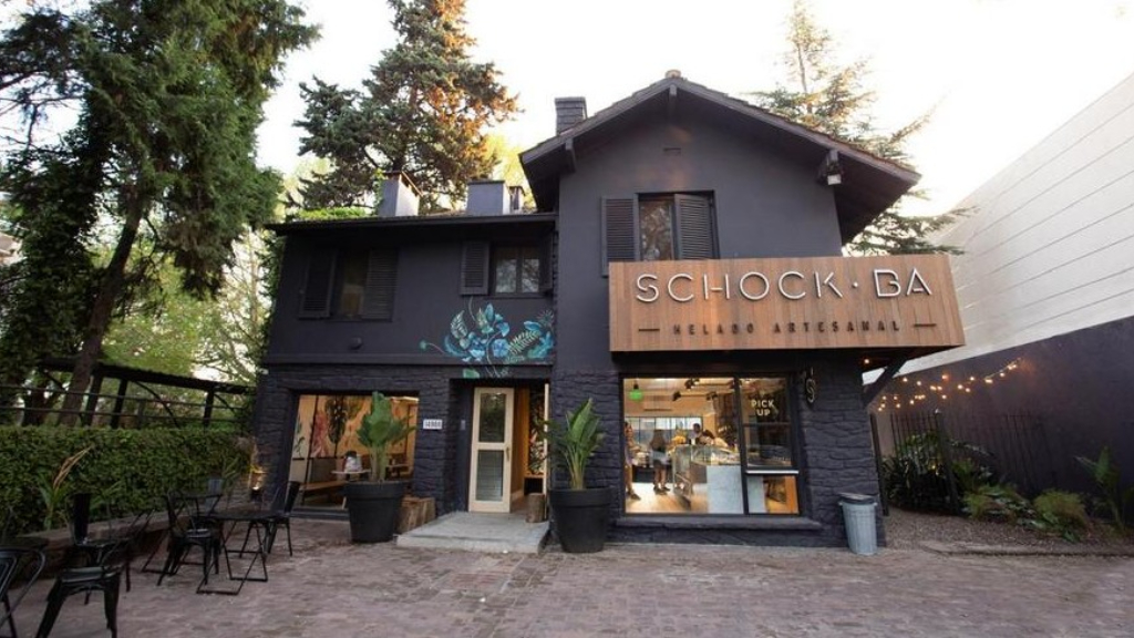 Luciano Barosio creó en 2022 la heladería Schock.BA, un reducto gourmet ubicado en el corazón de Acassuso, en Avenida Libertador 15040.
