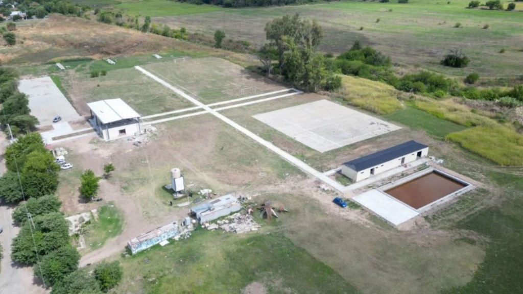 El nuevo Campo de Deportes de la Universidad de Hurlingham (UNAHUR) transita su etapa final de obra. Está ubicado en el barrio Los Patitos de William Morris.