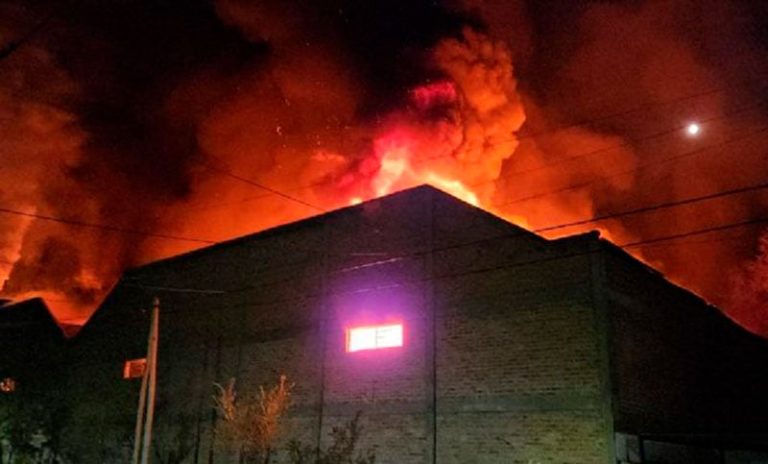 Un feroz incendio se produjo en un galpón de elementos deportivos en barrio Belgrano