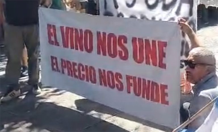 Por la crisis agrícola, productores mendocinos regalaron su cosecha