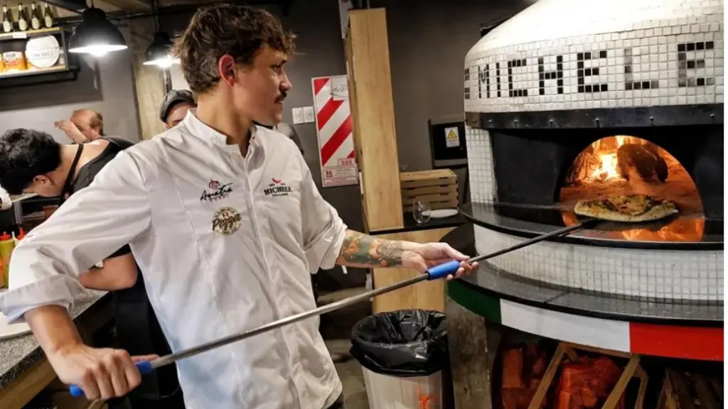 Facundo dirige el horno de Michele, su pizzeria en Souriges, Berazategui.