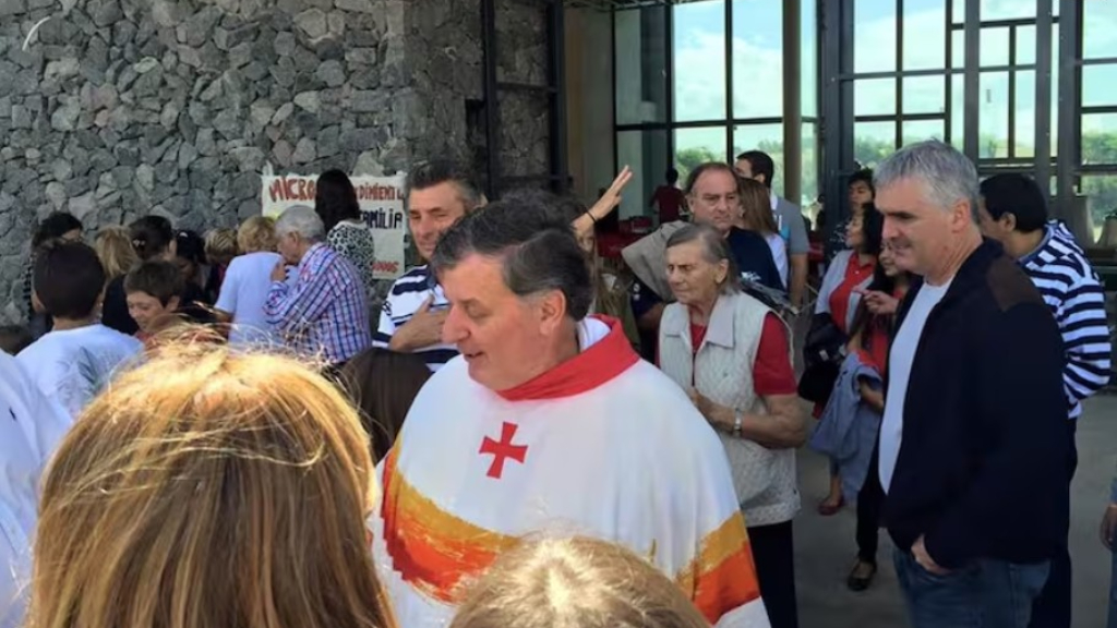 El cura Damián Rodríguez Alcobendas, conocido dentro de la diócesis como "padre Damián", fue durante muchos años una figura de gran visibilidad social y religiosa dentro de la comunidad de Nordelta. El Vaticano lo condenó por abuso sexual.