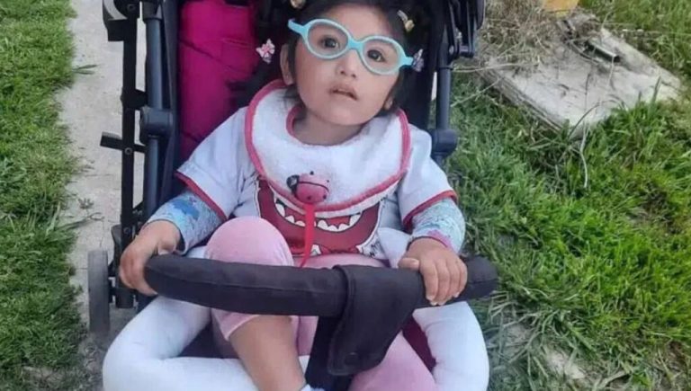 La batalla de Nuria, la nena de Pilar que lucha contra un raro síndrome y necesita ayuda para curarse
