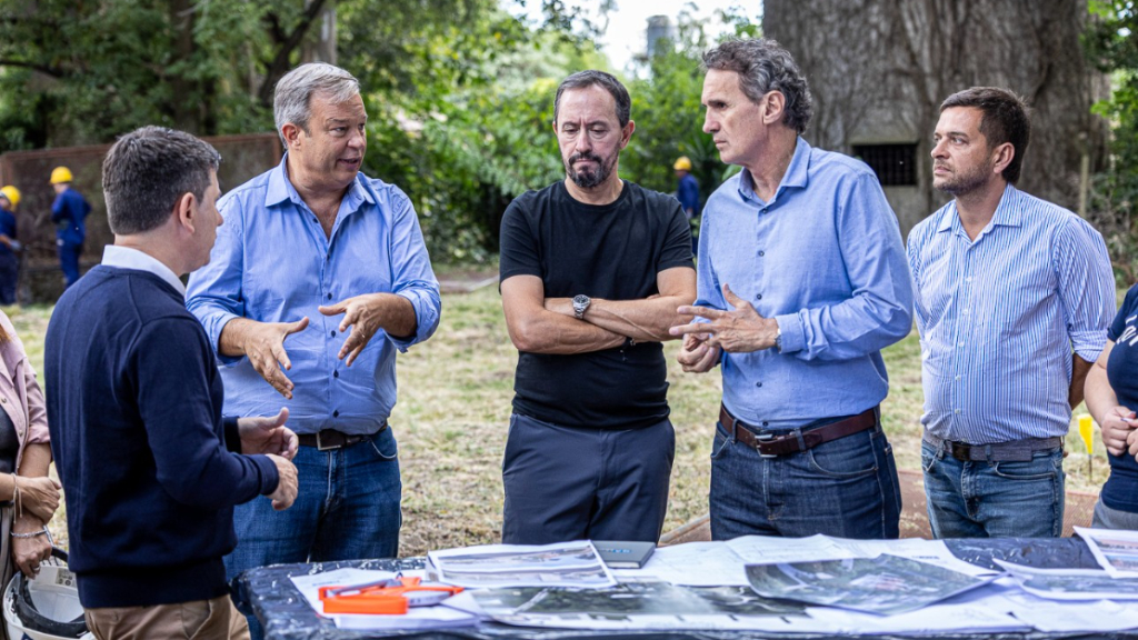 El ministro de Infraestructura de la Provincia de Buenos Aires, Gabriel Katopodis, recorrió junto a Mariano Cascallares la puesta en marcha de la construcción de un nuevo edificio en el campus de Burzaco de la Universidad de Almirante Brown.