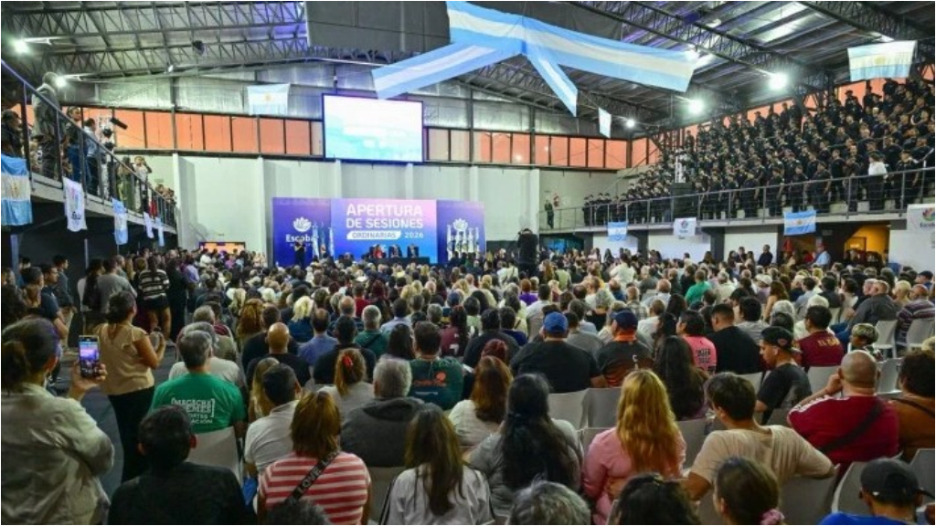 En el microestadio de Garín, Ariel Sujarchuk, intendente de Escobar, dedicó un tramo central de su discurso a describir el escenario económico y su impacto en el funcionamiento del municipio.