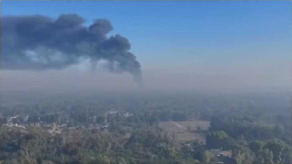 Vecinos de la fábrica de pintura que se incendia en Francisco Alvarez desde esta mañana decidieron autoevacuarse ante el temor de las llamas.