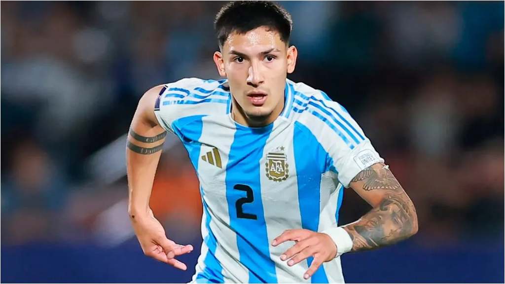 Tobías Ramírez junto a su padrastro, Sebastián, de quien decidió adoptar su apellido. El ex Argentionos Junior fue comprado por River, donde hoy realizará su primer entrenamiento.