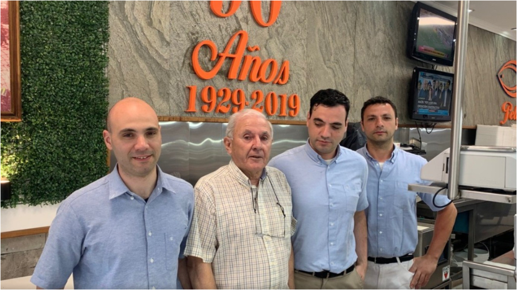 El equipo de la Pescadería Pelaia de Bafield que competirá en la Sushi World Cup está compuesto por Karen, sushi woman y capitana, acompañada por Hernán e Iván.