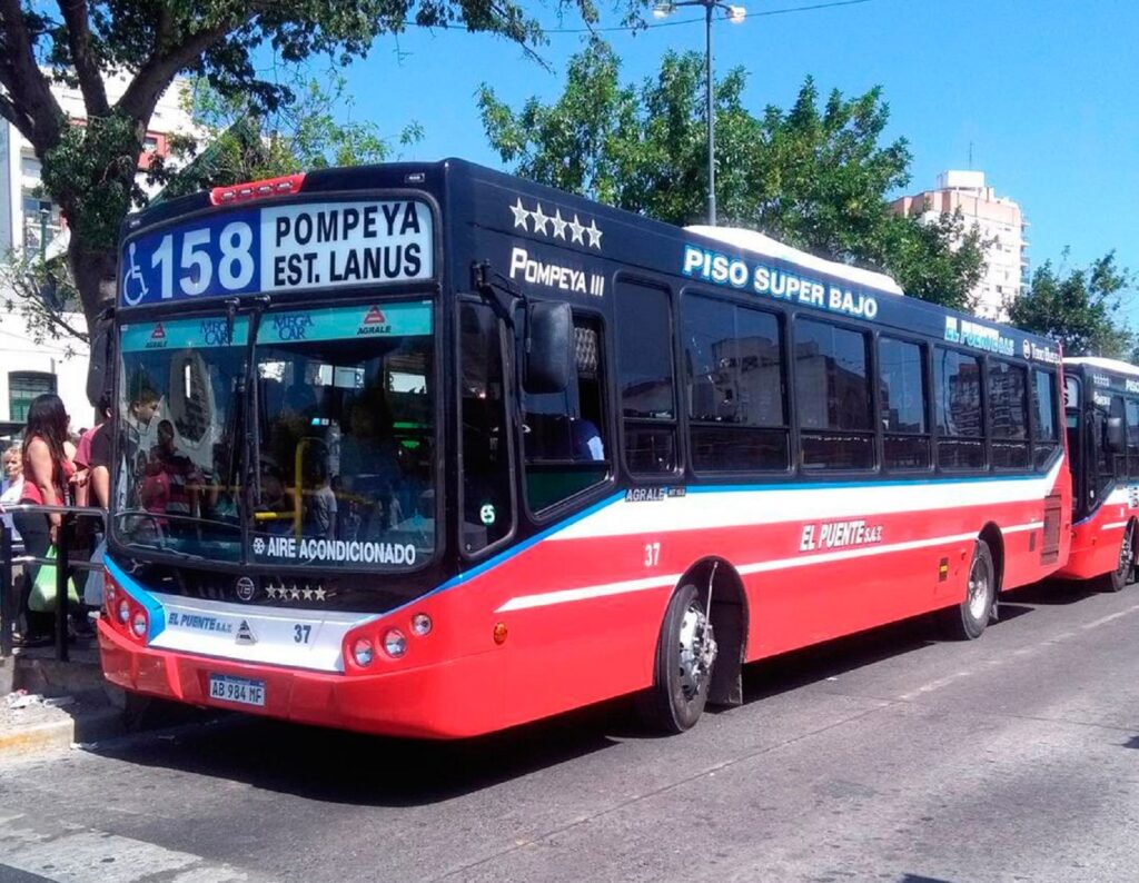 Lanús: cuatro líneas de colectivos suspenden sus servicios por el brutal ataque a un chofer