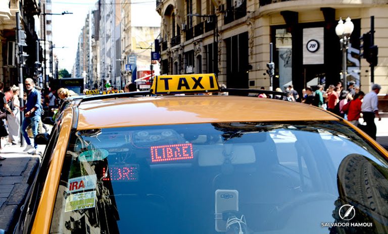 Buscan desregularizar la tarifa de taxis para que puedan competir con las aplicaciones