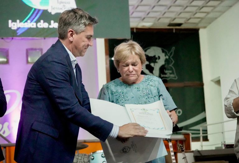 🔴 RESISTENCIA | El gobernador Zdero entregó la escritura de propiedad a la Iglesia de Jesucristo