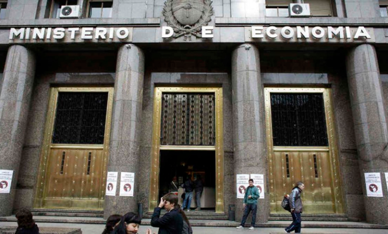 El Gobierno renovó más del 100 por ciento de los vencimientos y sigue absorbiendo pesos