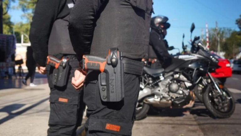 Vicente López: cómo son las pistolas no letales que empezó a usar la Patrulla Municipal para vigilar las calles