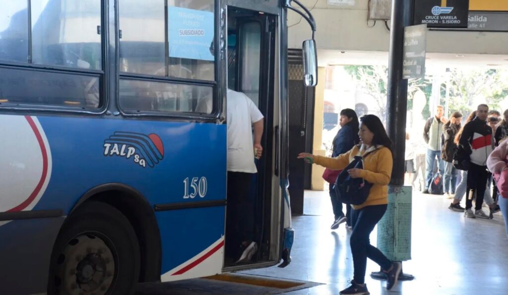 La Línea 338 de colectivos, conocida popularmente como La Costera, sumó un nuevo recorrido entre La Plata y Florencio Varela.