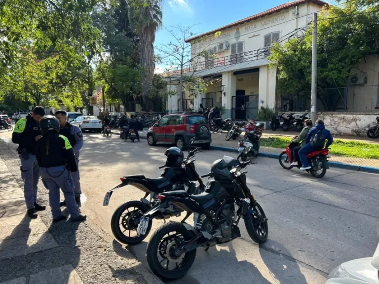 🔴 POLICIALES | Alerta por amenazas en redes: operativo policial en la Escuela Normal