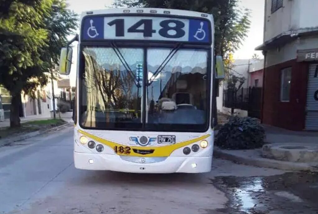 Florencio Varela: un chofer de la línea 148 le salvó la vida a una bebé en el colectivo