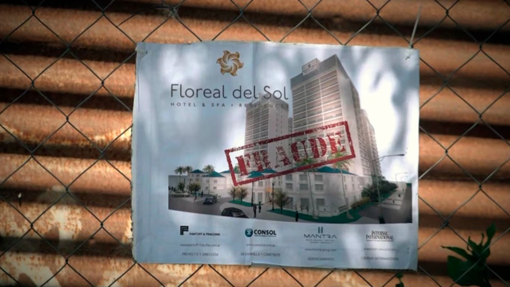 El edificio abandonado de lo que iba a ser el complejo Floreal del Sol está sobre la avenida San Martín, en pleno centro de Belén de Escobar.