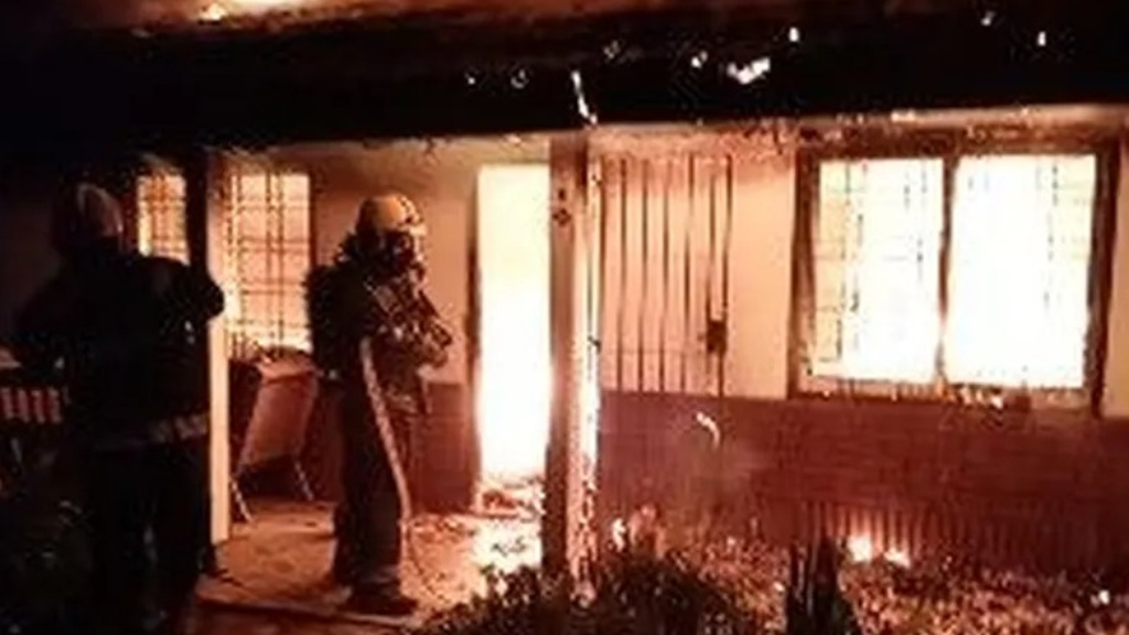 El incendio se produjo en una casa de dos plantas ubicada en la calle Golf Club Necochea, entre Campo Municipal de Golf y Golf Club Boulogne, en Del Viso, Pilar.