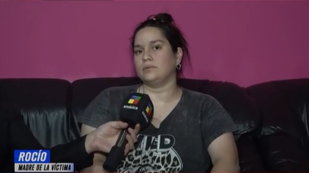 El nene de cinco años en el momento que fue arrastrado por el colectivo de la línea 283, en la intersección de Plumerillo y Canadá, en Villa Fiorito.