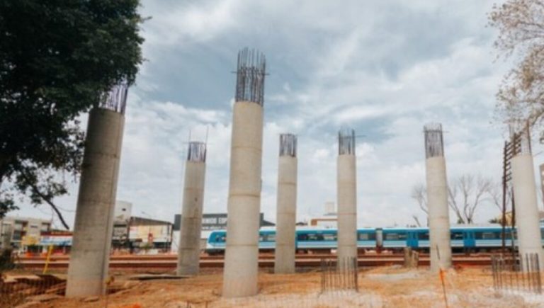 Vecinos de Morón y La Matanza se unen para pedir que terminen un puente clave sobre el tren Sarmiento