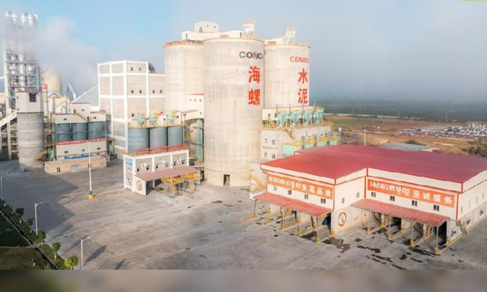 Gustavo Menéndez, intendente de Merlo, con representantes de la firma Conch S.A., una compañía líder en fabricación de cemento y de materiales de construcción a nivel mundial.