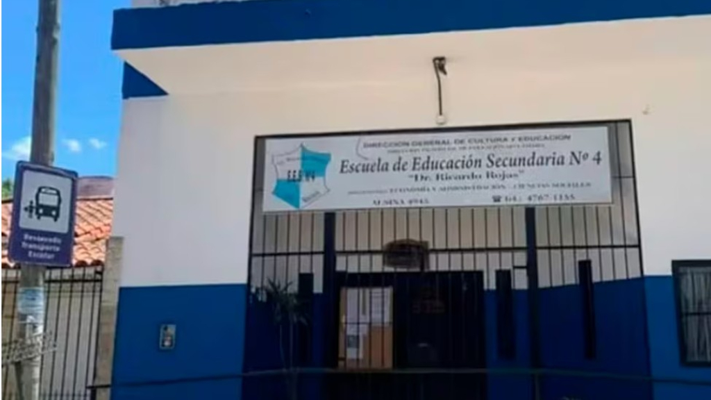 Una alumna de la Escuela Secundaria Ricardo Rojas Media Nº4 de San Martín apuñaló a un compañaro, su ex novio, por celos. Fue a la salida del colegio.
