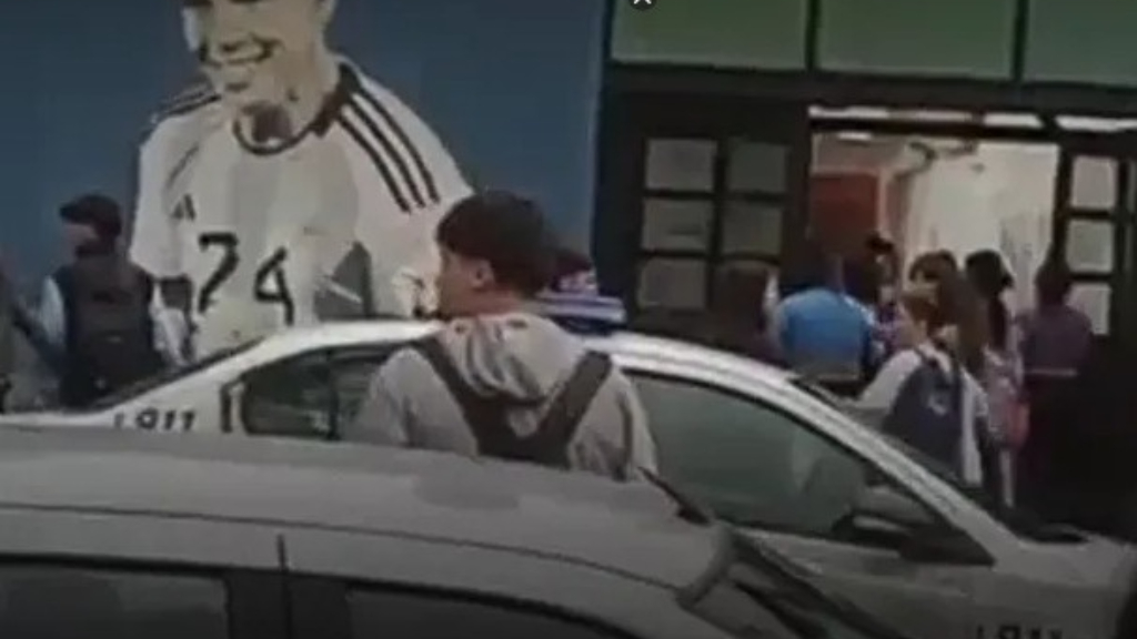 Una alumna de la Escuela Secundaria Ricardo Rojas Media Nº4 de San Martín apuñaló a un compañaro, su ex novio, por celos. Fue a la salida del colegio.