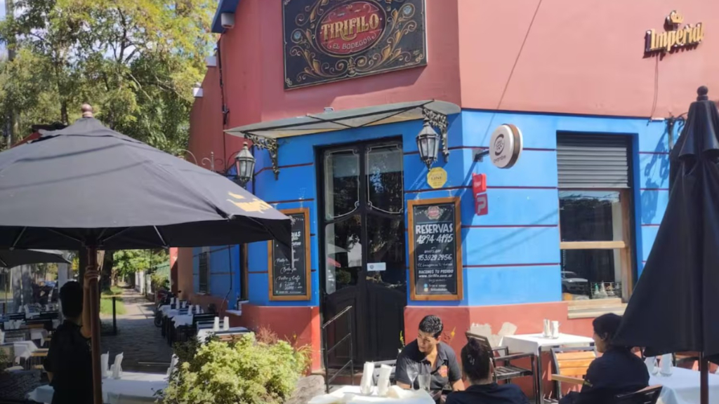 Richard, el mozo insignia de Tirifilo, el bodegón que desde Almirante Cordero y Spiro, en Adrogué, convoca multitudes.