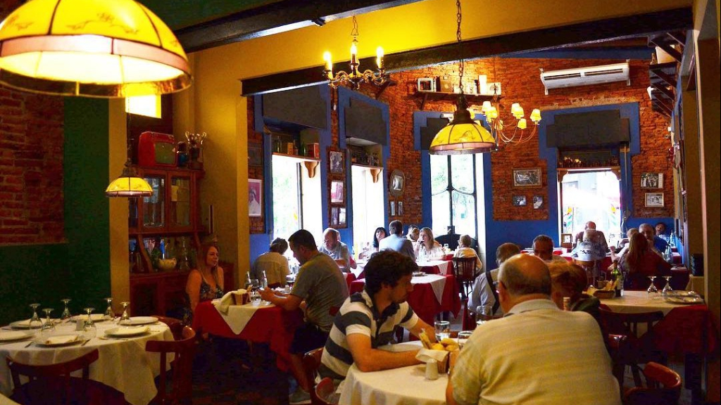 Richard, el mozo insignia de Tirifilo, el bodegón que desde Almirante Cordero y Spiro, en Adrogué, convoca multitudes.