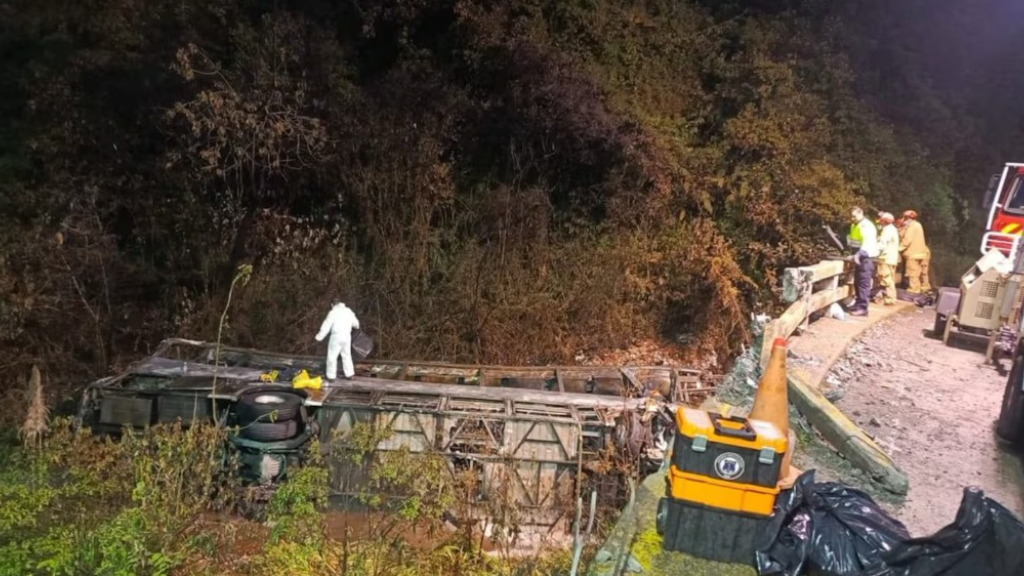 Gastón Firpo viajaba junto a su pareja desde Cuenca a Guayaquil, en Ecuador. Contó que el chofer se habría quedado dormido y ocurrió el desastre.