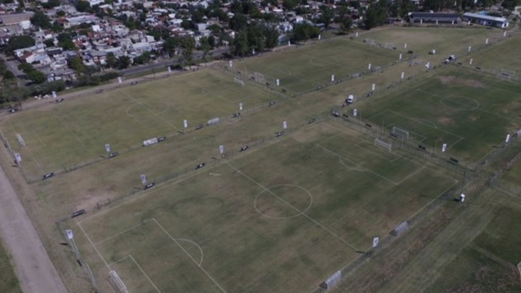 El Polideportivo Municipal de Hurlingham de Vergara y Paso Morales, frente a la estación Juan B. De La Salle del tren Urquiza, que hasta hace meses usó River Plate y ahora ya utiliza Barracas Central.