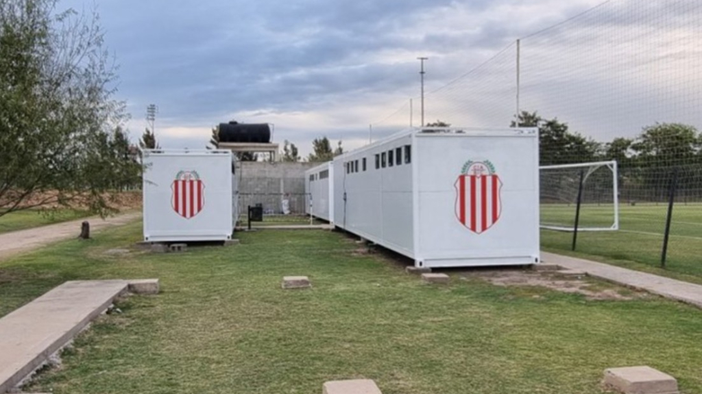El Polideportivo Municipal de Hurlingham de Vergara y Paso Morales, frente a la estación Juan B. De La Salle del tren Urquiza, que hasta hace meses usó River Plate y ahora ya utiliza Barracas Central.