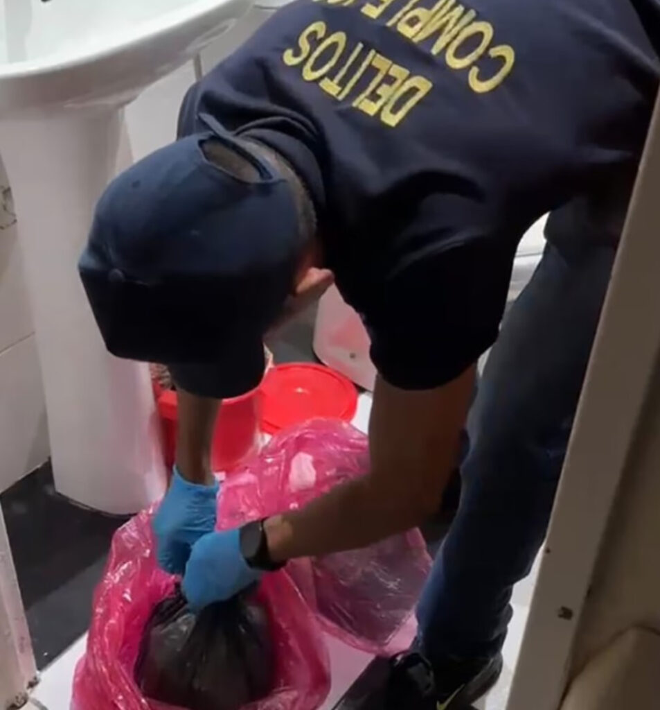 Uno de los sucios depósitos de la Clínica Santa María de Villa Ballester, donde hallaron fetos. La Justicia investiga una red de trata de personas.