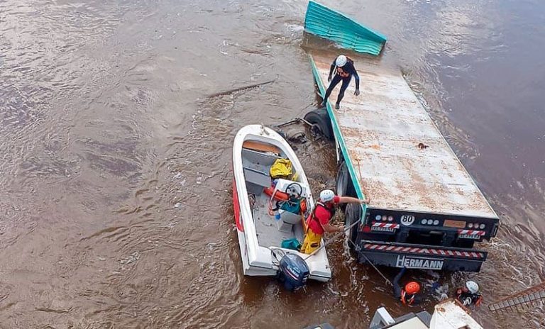 Cayó un camión al arroyo Tortugas en la autopista Rosario-Córdoba y hallaron muerto al conductor